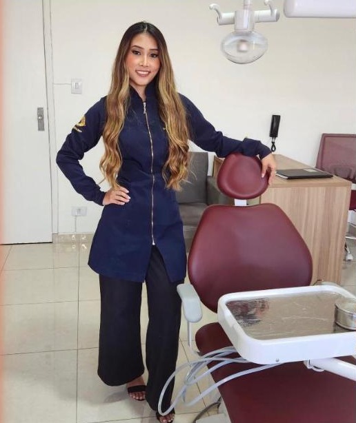 Dra. Amanda Okamoto no consultório